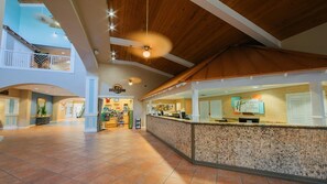 Eine geräumige Lobby mit hoher Decke, einem Empfangsschalter und einem Schild von Holiday Inn Club Vacations.