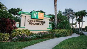 Ein Schild für das Cape Canaveral Beach Resort mit dem Logo von Holiday Inn Club Vacations.