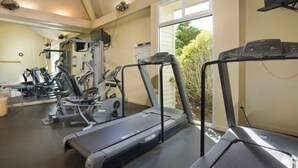 A gym with treadmills, elliptical machines, and weight equipment. - WM BLOCK Gleneden - 1br (Lincoln Beach)
