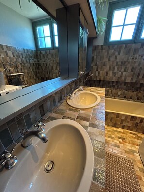 Bathroom - Vrbo Property (DEMANGE BAUDIGNECOURT)