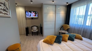4 Schlafzimmer, Zimmersafe, Schreibtisch, Bügeleisen/Bügelbrett