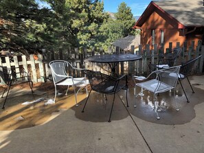 Outdoor dining - This home has the WOW factor! Completely and quality remodeled in 2013. (Estes Park)