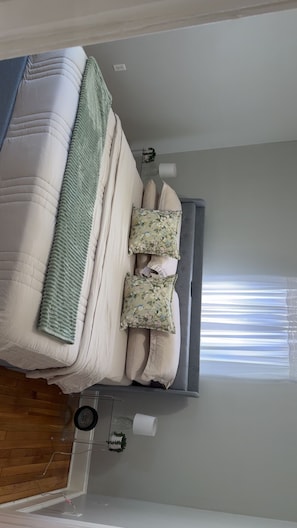 2 bedrooms, iron/ironing board, travel cot, free WiFi