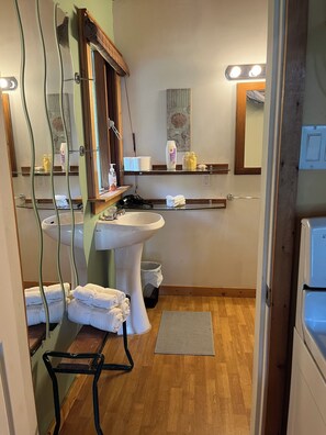 Bathroom - Serenity Lakeview - Cozy cabin in Boswell with access to the lake. Pet friendly! (Boswell)