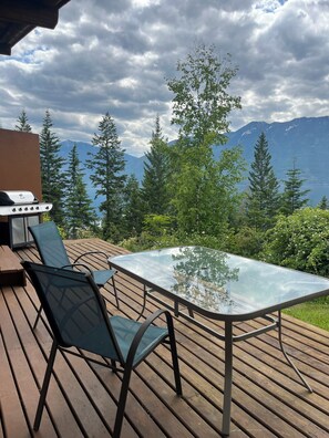 Outdoor dining - Serenity Lakeview - Cozy cabin in Boswell with access to the lake. Pet friendly! (Boswell)