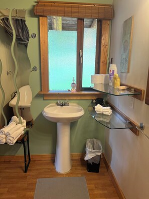 Bathroom - Serenity Lakeview - Cozy cabin in Boswell with access to the lake. Pet friendly! (Boswell)