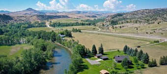 Lodge on the Boulder River | Sleeps 10