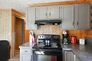 Coffee/tea maker, fridge, oven, stovetop