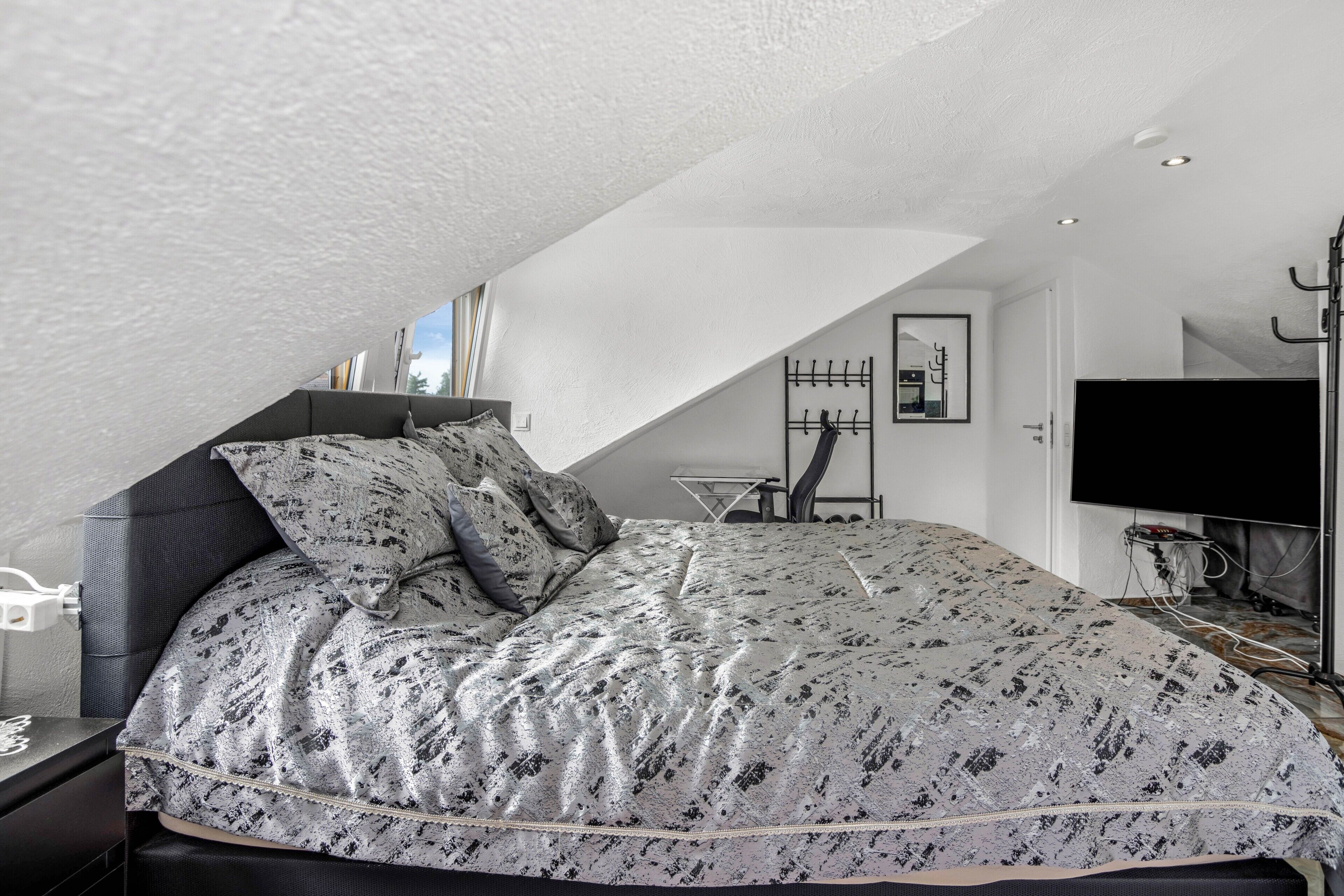 Tabla de planchar con plancha, wifi, ropa de cama
