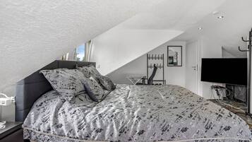 Tabla de planchar con plancha, wifi, ropa de cama
