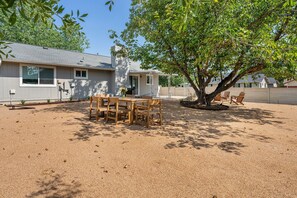 Outdoor dining - NEW! 3BR w/Game Room & Workspace, 8 Min to Domain (Austin)