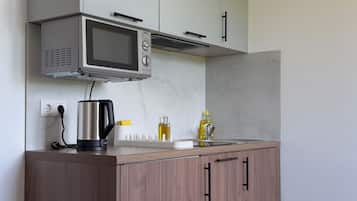 Apartamento | Cocina privada | Frigorífico, microondas, placa de cocina y hervidor eléctrico