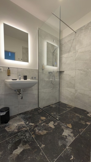 Apartment | Badezimmer | Dusche, Handtücher, Seife, Shampoo