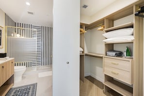 Family Apartment, Balcony, City View | Bathroom - 1BR 1BA Miami Apt Pool Ocean Views Idea (Miami)