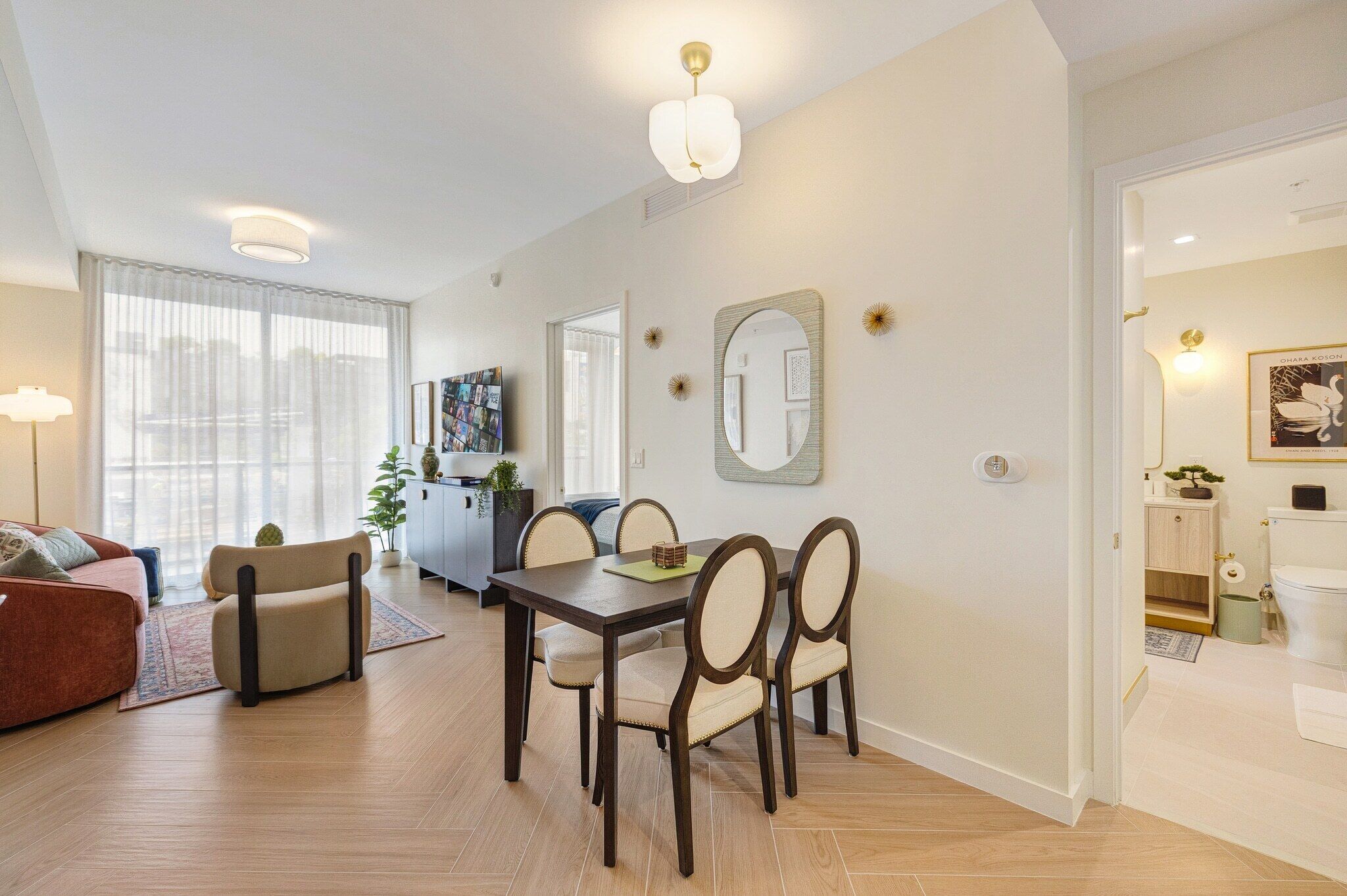 Un salon moderne comprenant un coin repas, un canapé, une table basse et une table  à manger avec des chaises.