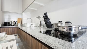 Apartamento standard | Cozinha privada | Geladeira, micro-ondas, fogão, cooktop