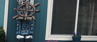 Tranquil 1-bedroom cottage on charming Lake Goodwin awaits you