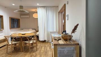 2 bedrooms, iron/ironing board, internet, bed sheets
