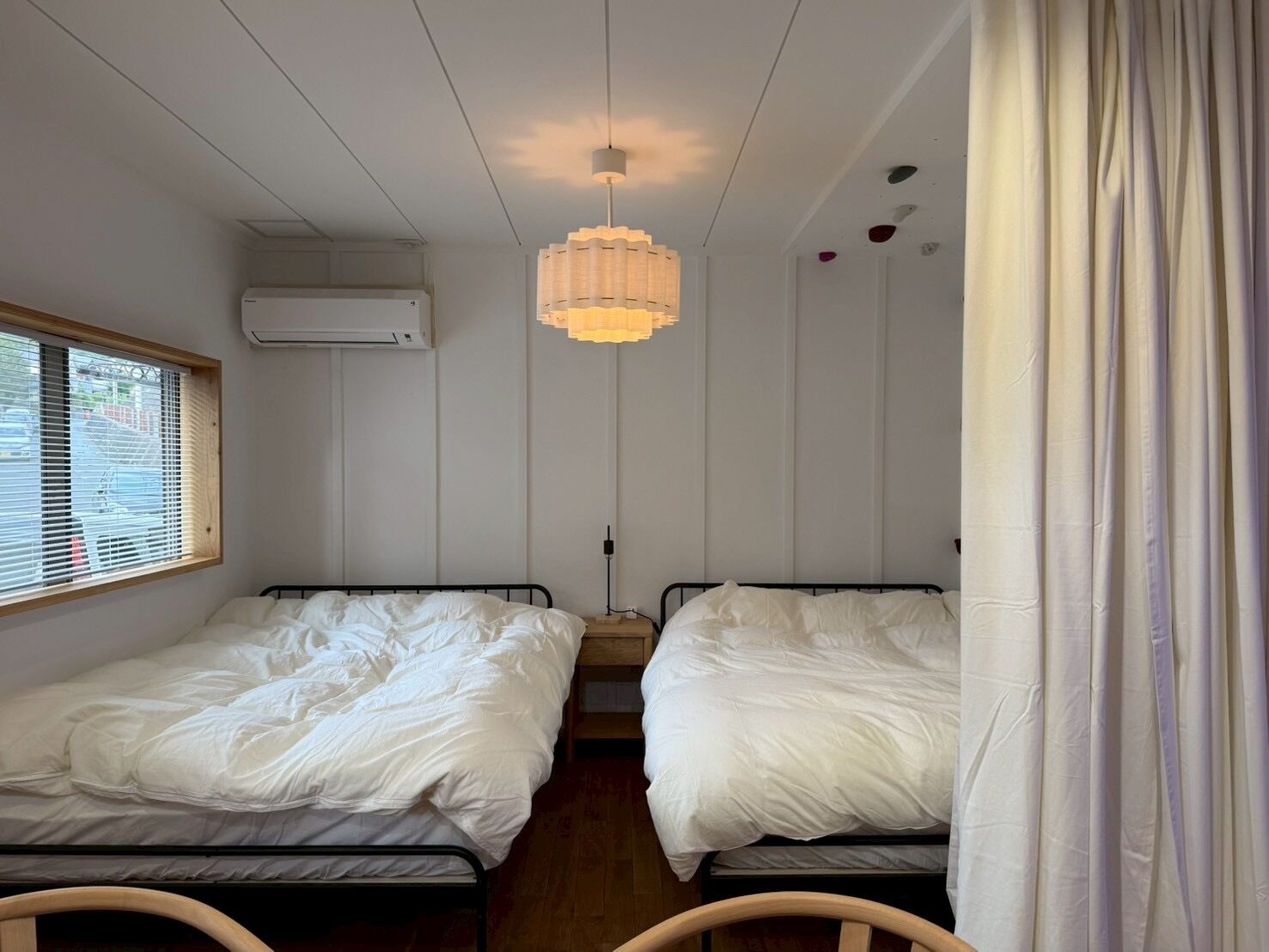 2 bedrooms, iron/ironing board, internet, bed sheets