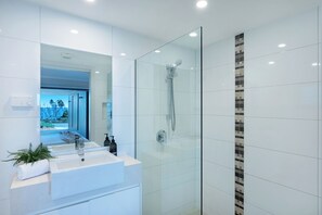 Douche, sèche-cheveux, serviettes fournies, savon