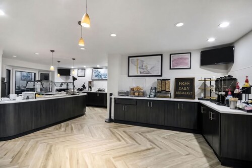 Accessible 2BR Suite | Roll Shower & Hot Breakfast