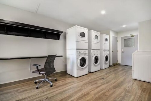 Accessible 2BR Suite | Roll Shower & Hot Breakfast