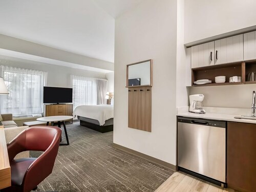 Accessible Studio w/ Tub | Pool & Free Breakfast
