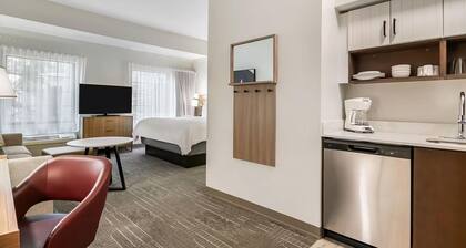 Accessible Studio w/ Tub | Pool & Free Breakfast