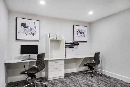 Accessible 1BR Suite w/ Tub | Pool + Hot Breakfast