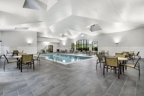 Accessible 1BR Suite w/ Roll Shower + Breakfast