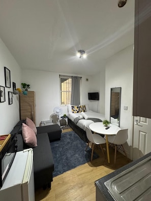 Studio, Ensuite (Triple)