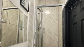 Estudio básico, baño privado (Double) | Baño | Ducha, artículos de higiene personal gratuitos y secador de pelo