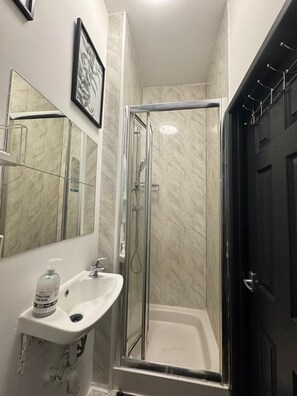Estudio básico, baño en la habitación (Double) | Baño | Regadera, amenidades de baño gratuitas, secadora de cabello, toallas 