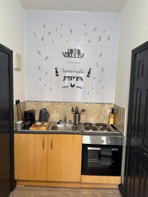 Estudio básico, baño en la habitación (Double) | Cocina compartida | Refrigerador, microondas, parrilla de estufa y utensilios de cocina 