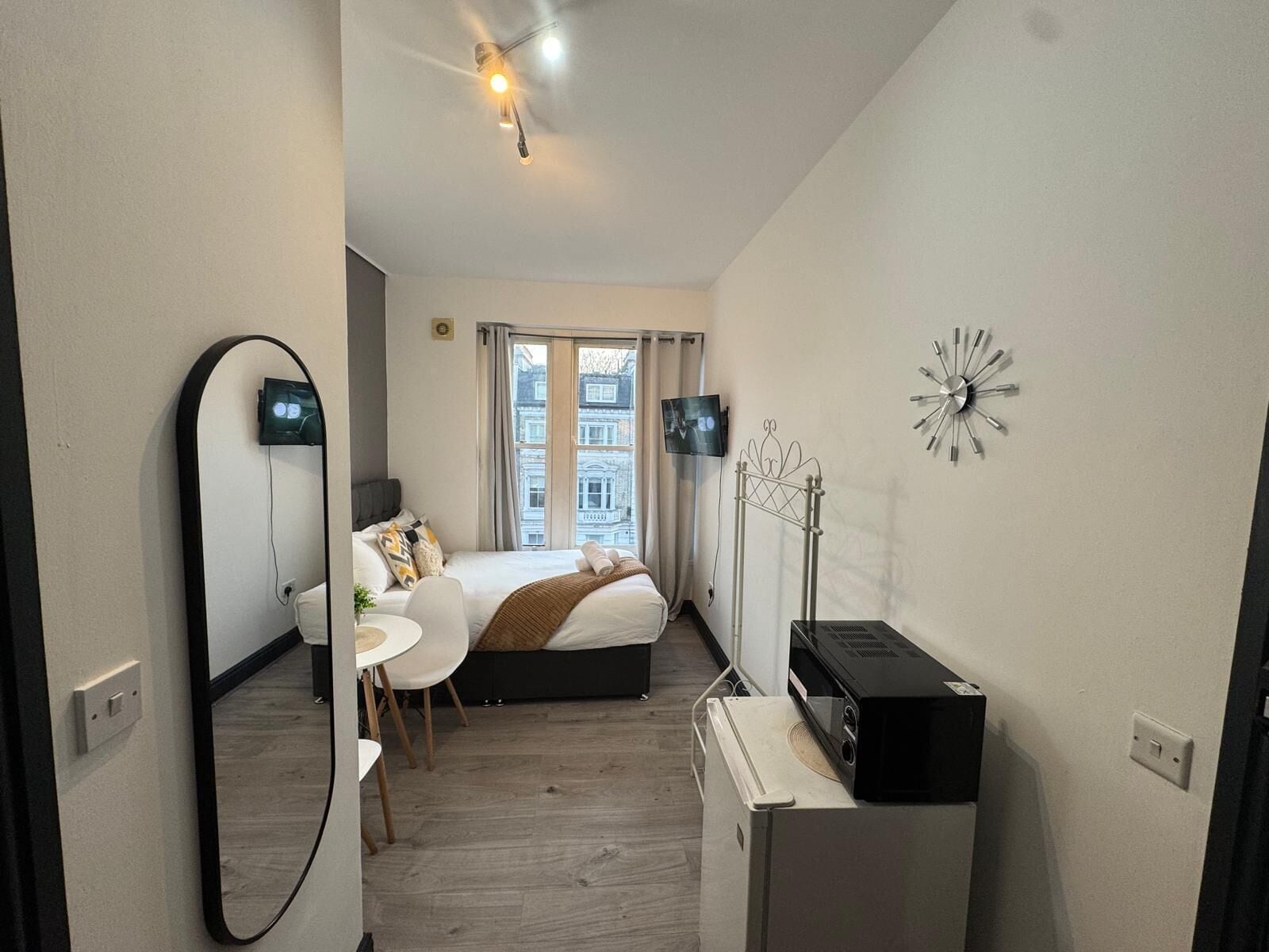 Estudio básico, baño privado (Double) | Tabla de planchar con plancha y wifi gratis