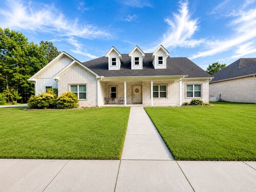 Private new build with dedicated office space!