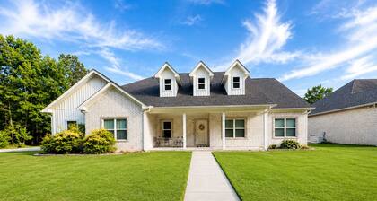 Private new build with dedicated office space!