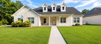Private new build with dedicated office space!