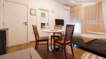 1 chambre, fer et planche à repasser, accès Internet, draps fournis