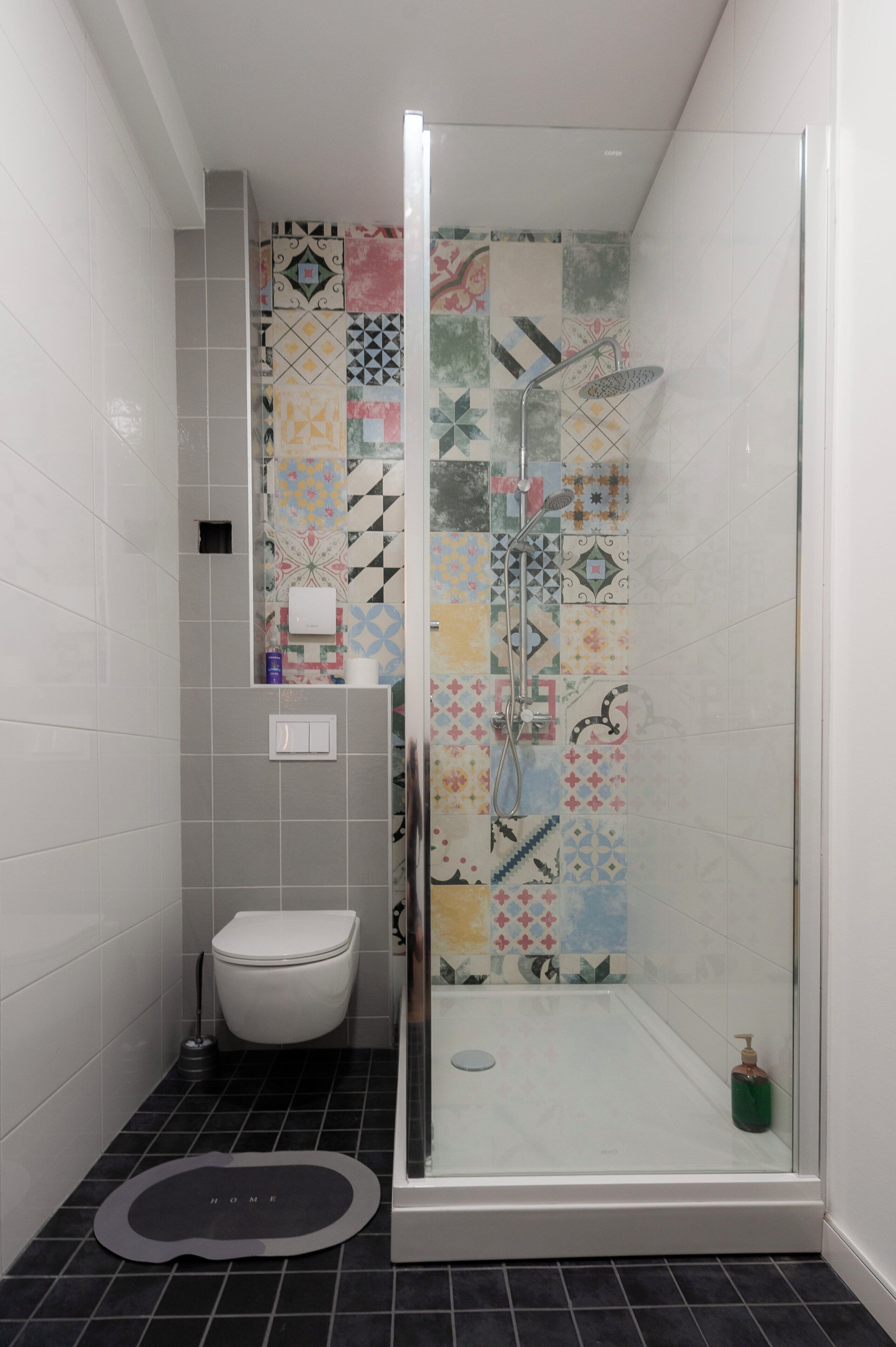 Douche, sèche-cheveux, serviettes fournies, savon