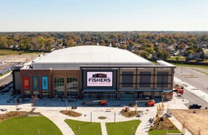 Un edificio grande con un cartel llamativo que dice 'FISHERS EVENT CENTER'.