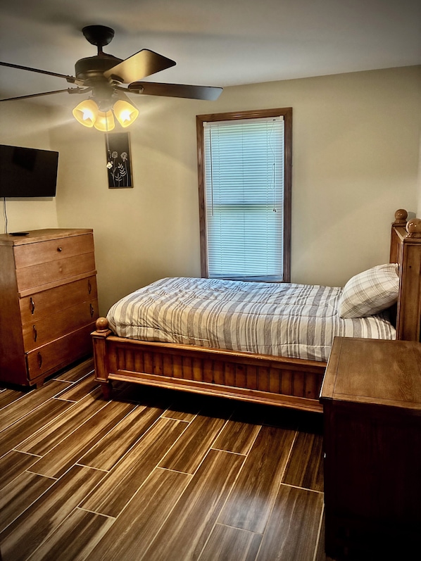 3 bedrooms, iron/ironing board, WiFi (free), bed sheets