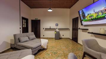 Habitación superior | Sala de estar | Smart TV de 75 pulgadas con canales por cable