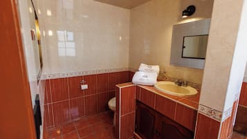 Deluxe Room | Bilik Mandi | Tuala disediakan, sabun, syampu, tisu tandas