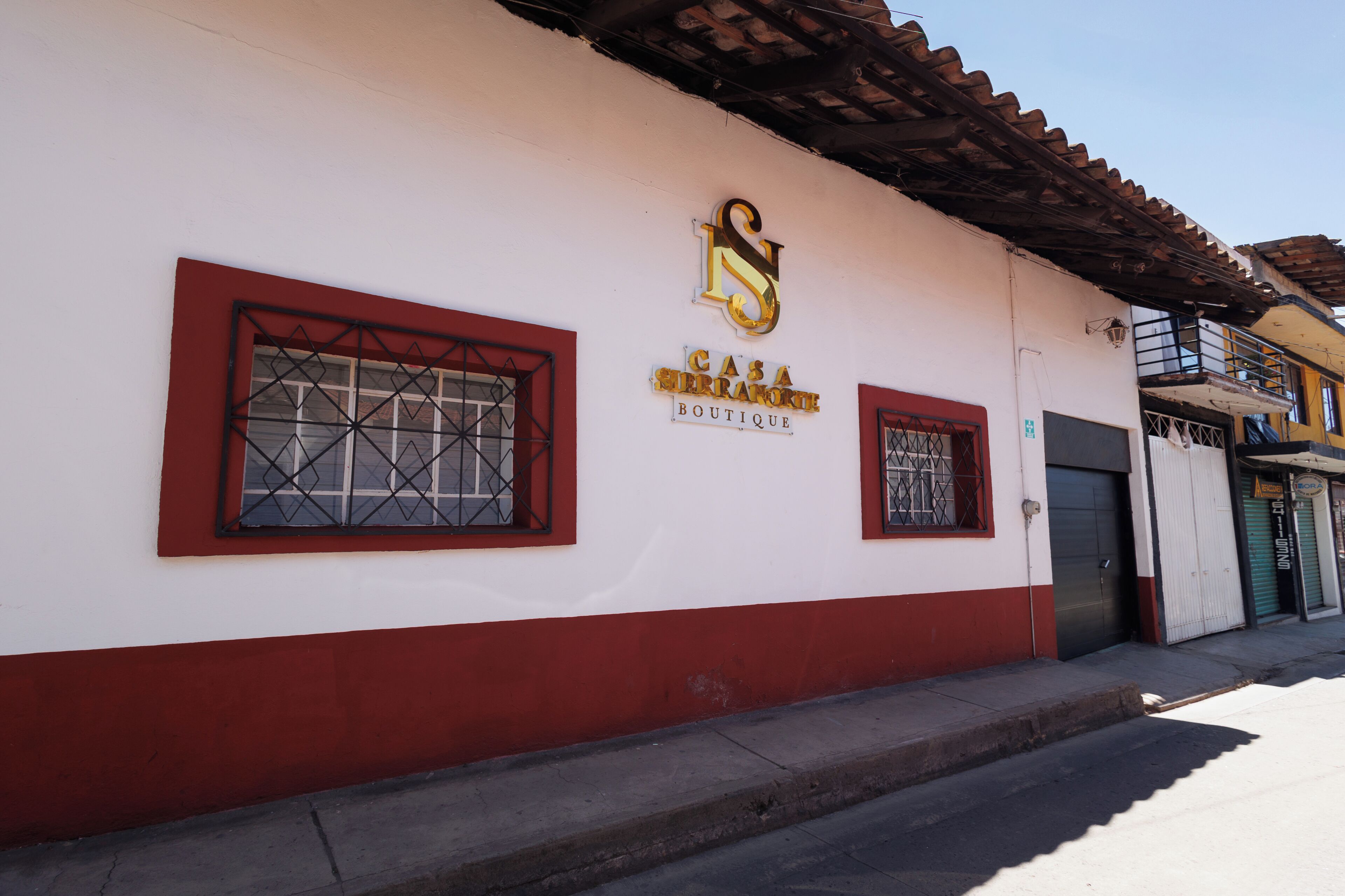 Vista frontal de la propiedad