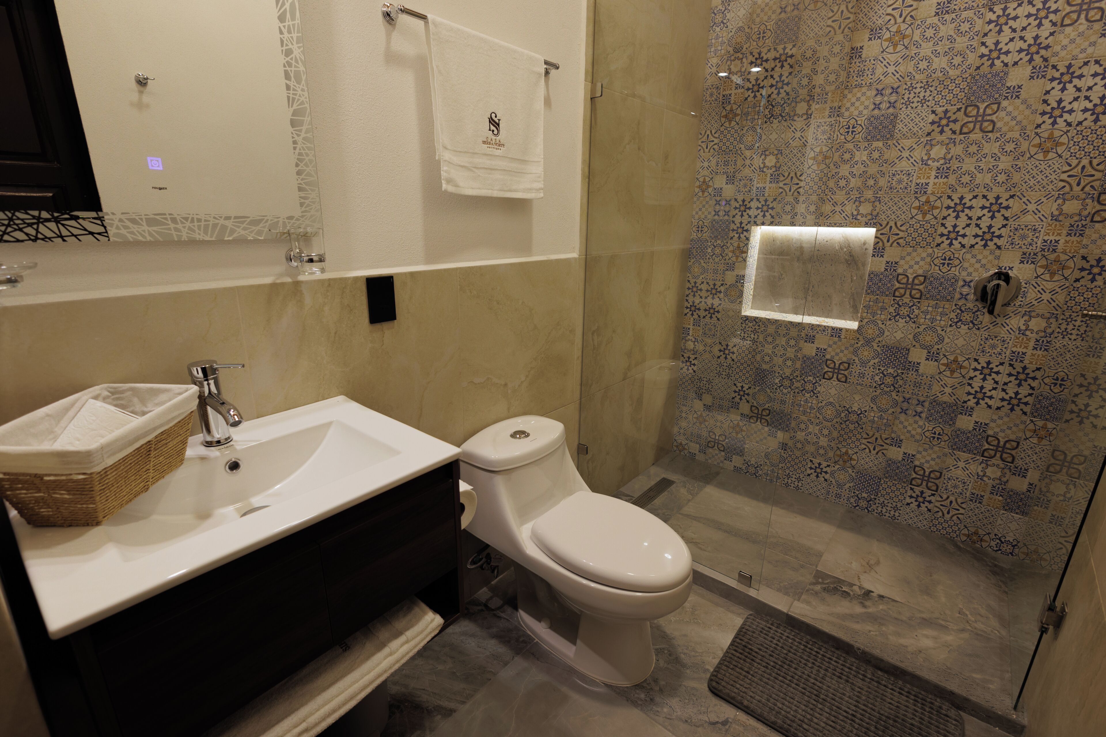 Habitación doble estándar | Baño | Toallas, jabón, shampoo, papel de baño 