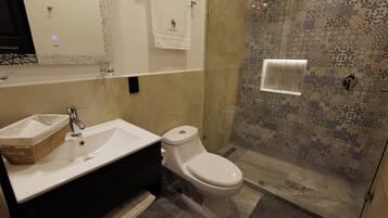 Habitación doble estándar | Baño | Toallas, jabón, shampoo, papel de baño