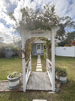 Property grounds - 2 BED BEACH HUT+ STUDIO+SWIMSPA,SAUNA,PATROLLED BEACH,TAVERN, SHOPS,RESTAURANTS. (Tannum Sands)