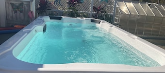 2 BED BEACH HUT+ STUDIO+SWIMSPA,SAUNA,PATROLLED BEACH,TAVERN, SHOPS,RESTAURANTS.