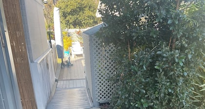 2 BED BEACH HUT+ STUDIO+SWIMSPA,SAUNA,PATROLLED BEACH,TAVERN, SHOPS,RESTAURANTS.
